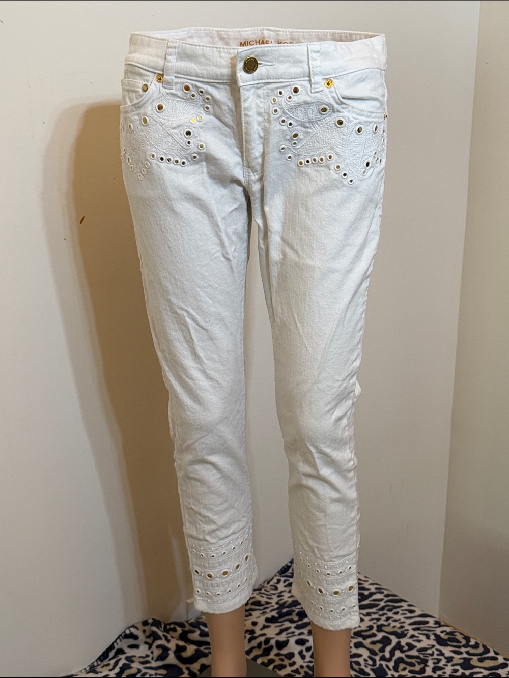 MICHAEL KORS. White Capri Jeans with Ornaments and Gold Glitter. NWOT Size 4